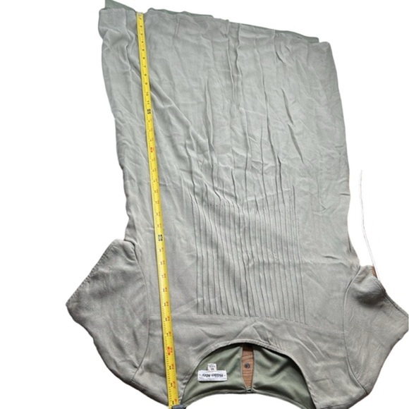 Effortless Elegance: Hidden Alley‎ Medium Dress - Picture 2 of 10